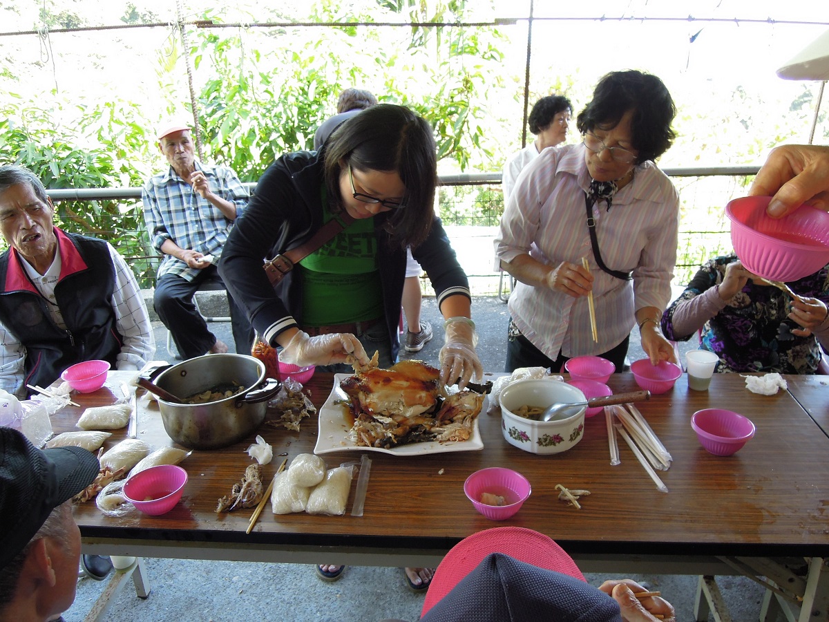 「農村再生培根課程」居民享用甕仔雞風味餐