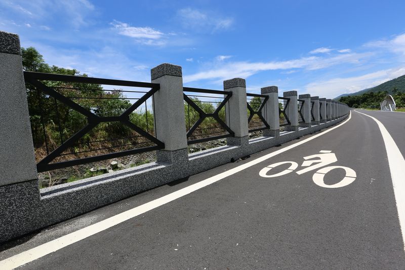 利用標線另外加註自行車圖樣,提升防汛道路兼具自行車道休閒